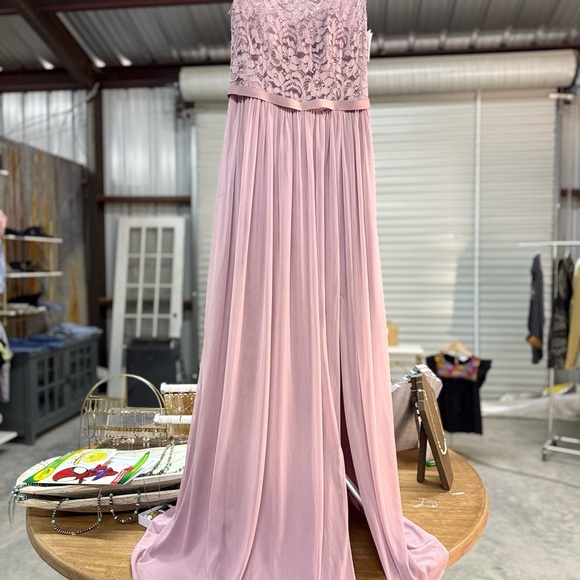 Elegant Lace Bodice Prom Dress in Blush Pink - Picture 3 of 8